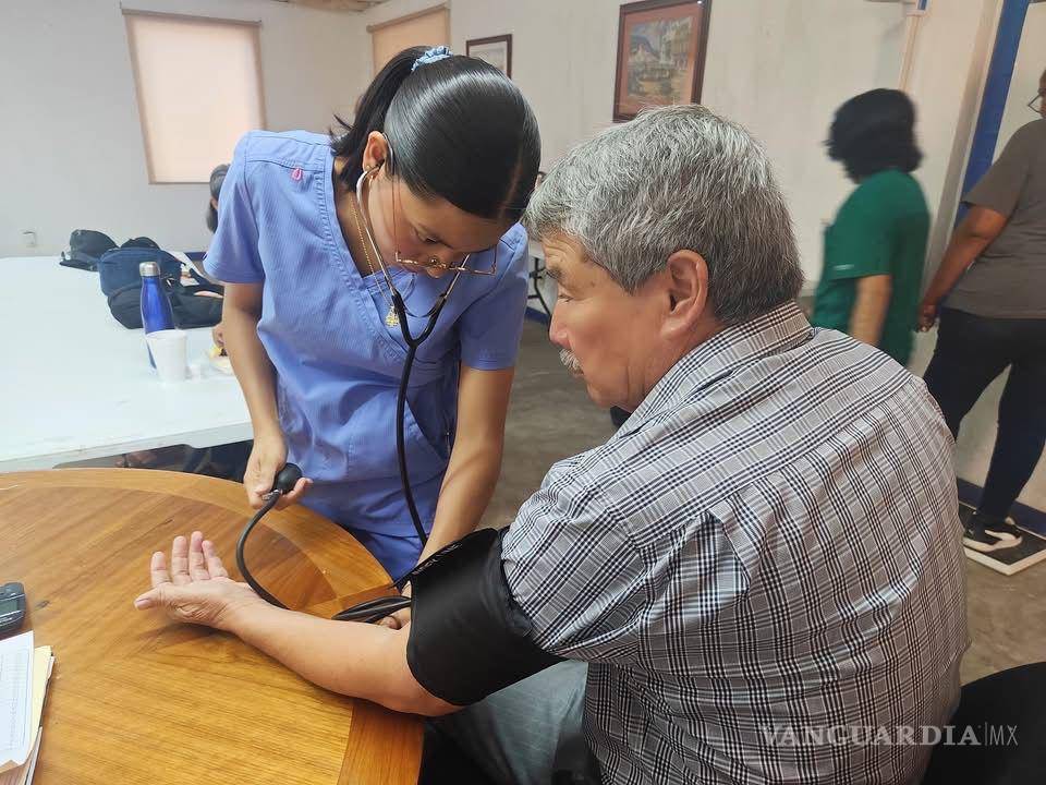 $!Personal de salud mide la presión arterial y glucosa de asistentes como parte del seguimiento en el Club Diabético.