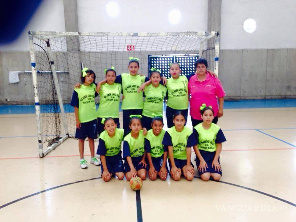 Enseñar con el movimiento: Maestra saltillense deja los patios escolares tras 32 años de trayectoria