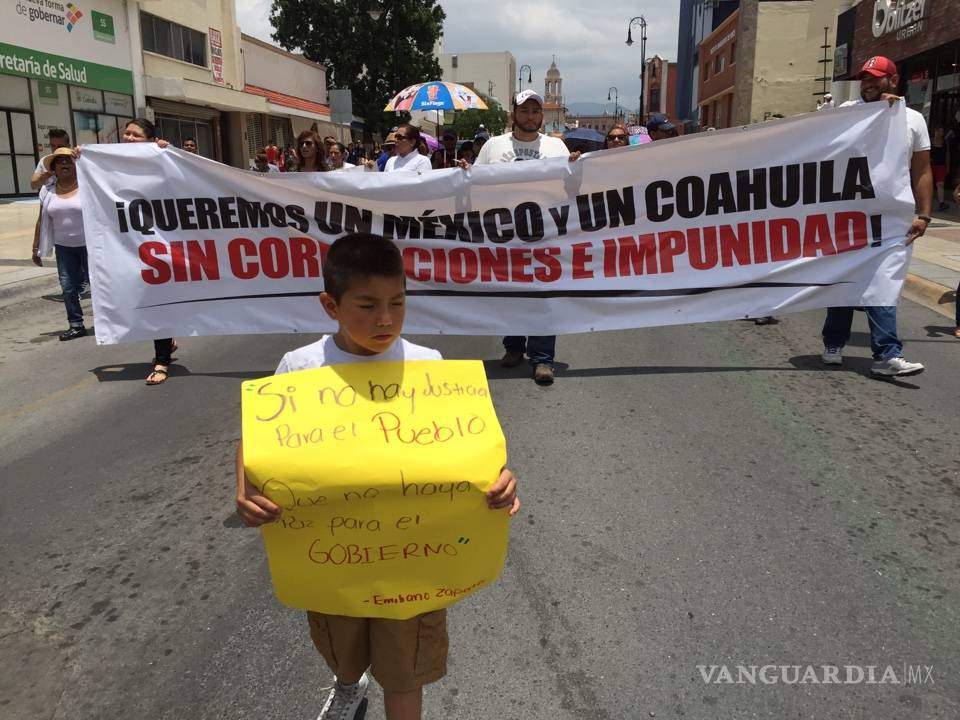 $!Grupos ciudadanos y magisteriales de Coahuila protestan por conflicto en Oaxaca (FOTOS)