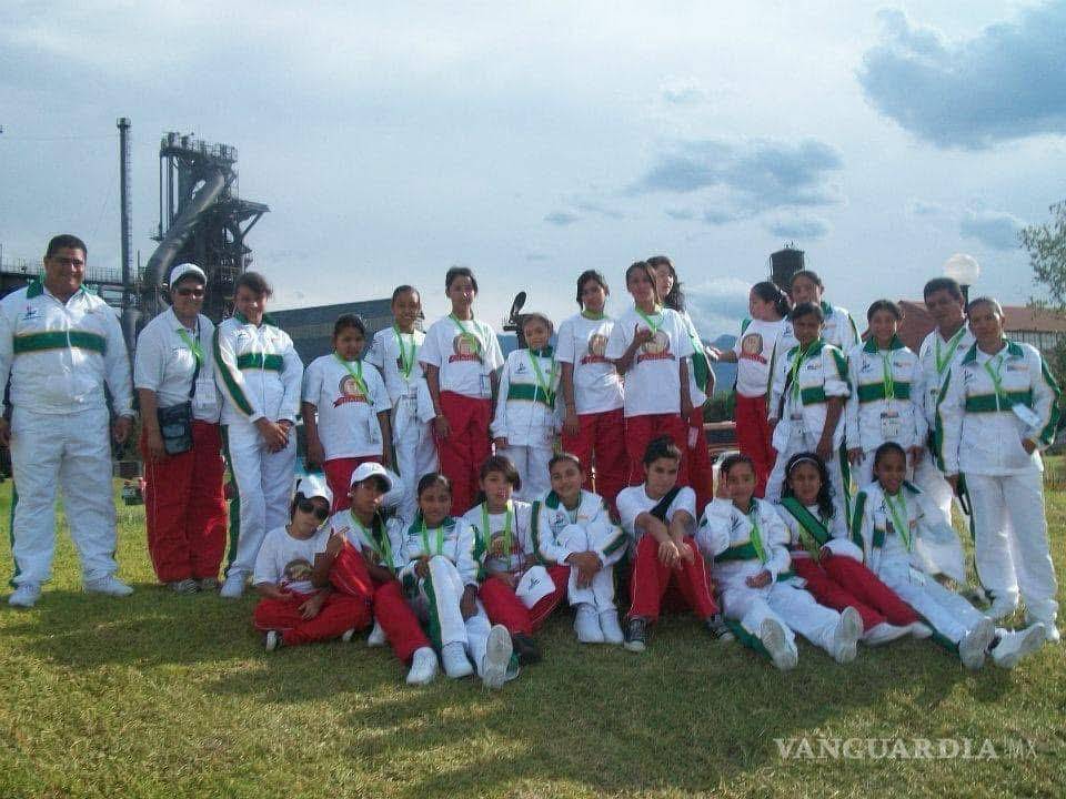 $!En su faceta de entrenadora, la maestra acompañaba a su equipo en una justa deportiva nacional.