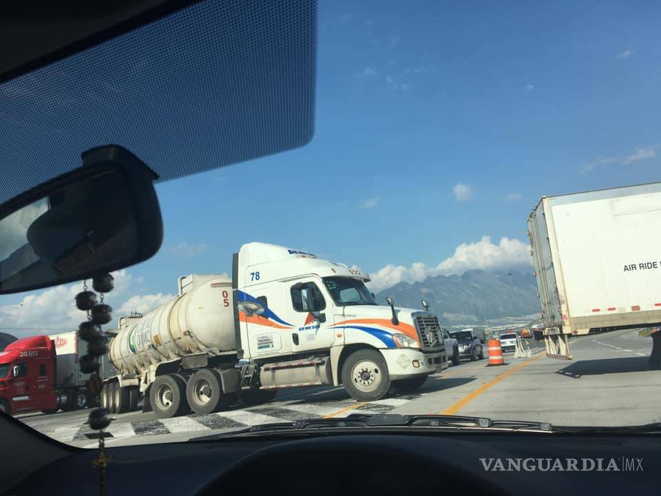 $!Reportan tráfico detenido en autopista Monterrey-Saltillo por incendio de tráiler