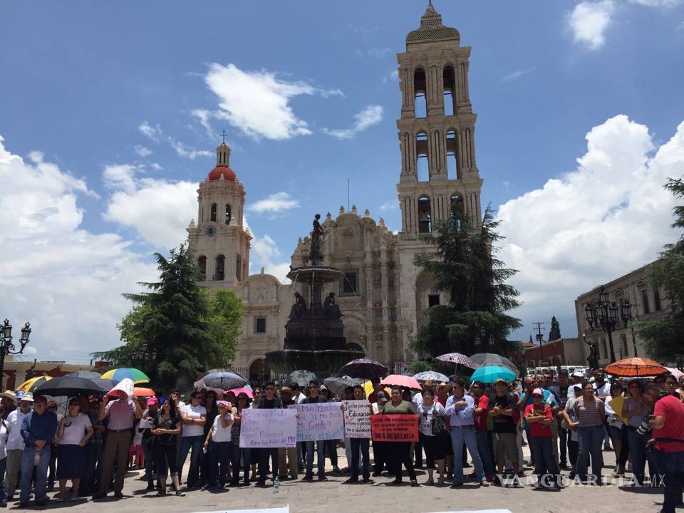 $!Grupos ciudadanos y magisteriales de Coahuila protestan por conflicto en Oaxaca (FOTOS)