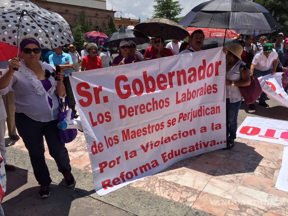 $!Grupos ciudadanos y magisteriales de Coahuila protestan por conflicto en Oaxaca (FOTOS)