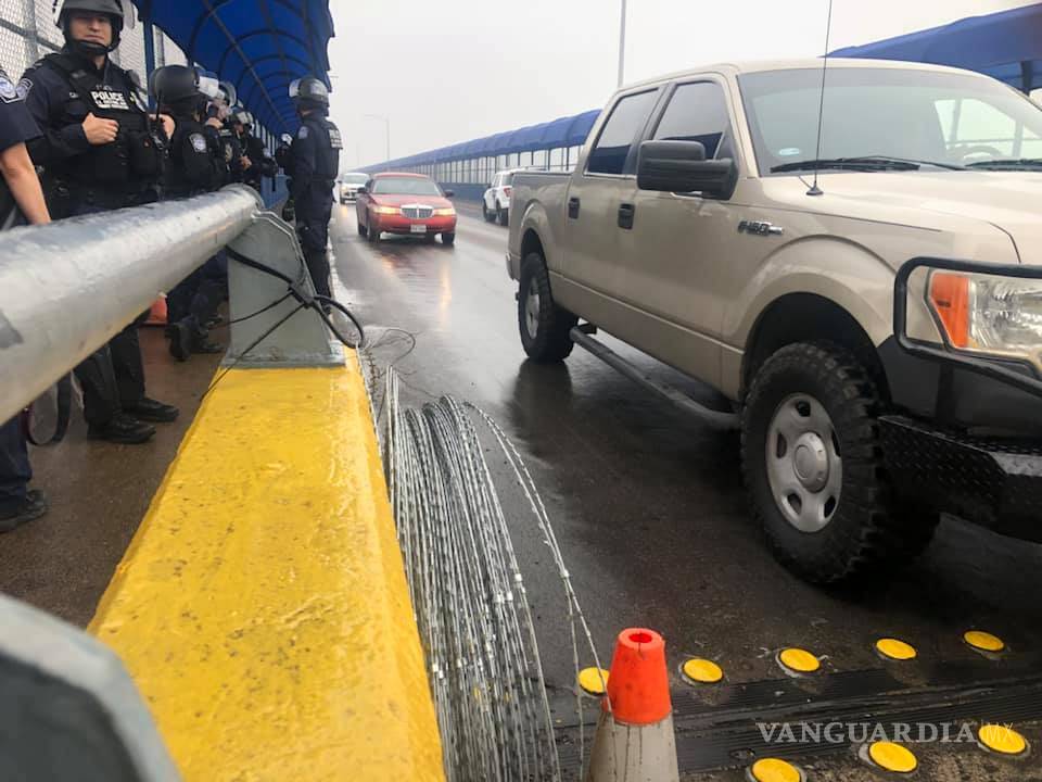 $!Con púas y escudos, policías estadounidenses blindan frontera en Piedras Negras ante llegada de migrantes