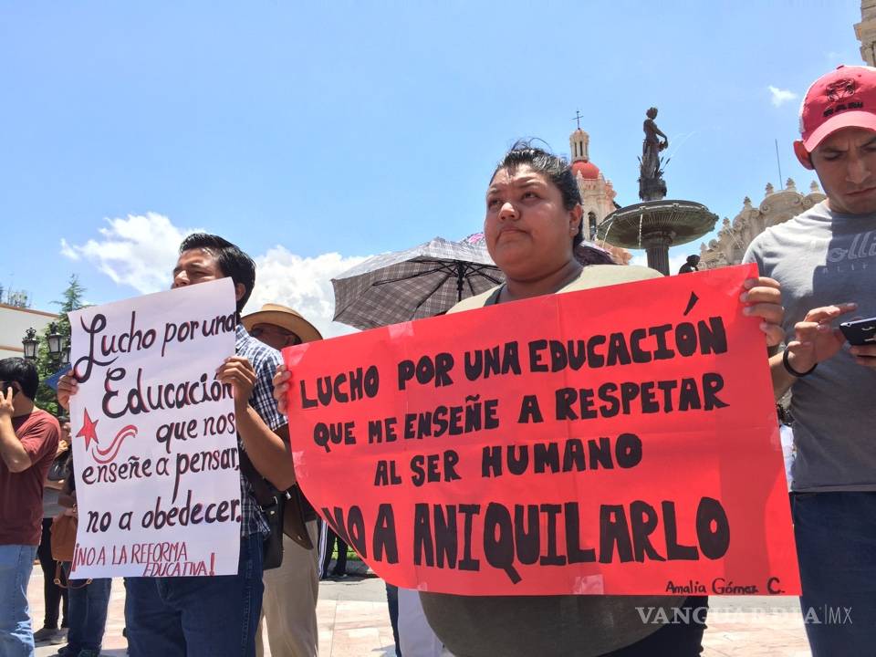 $!Grupos ciudadanos y magisteriales de Coahuila protestan por conflicto en Oaxaca (FOTOS)
