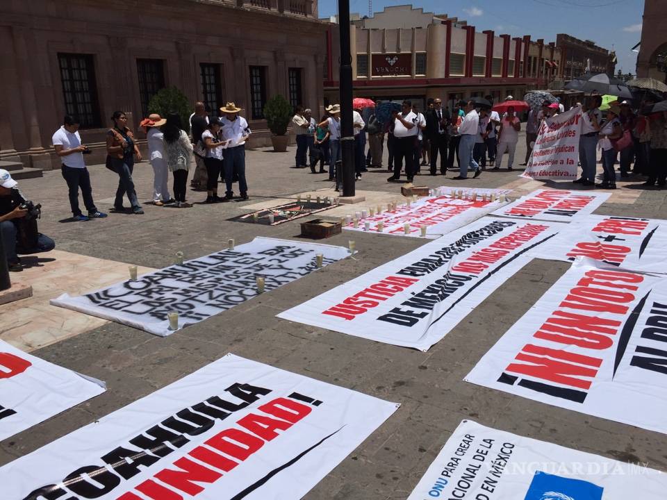$!Grupos ciudadanos y magisteriales de Coahuila protestan por conflicto en Oaxaca (FOTOS)