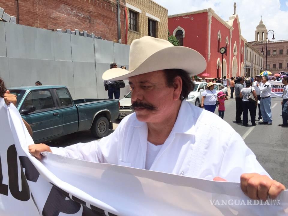 $!Grupos ciudadanos y magisteriales de Coahuila protestan por conflicto en Oaxaca (FOTOS)