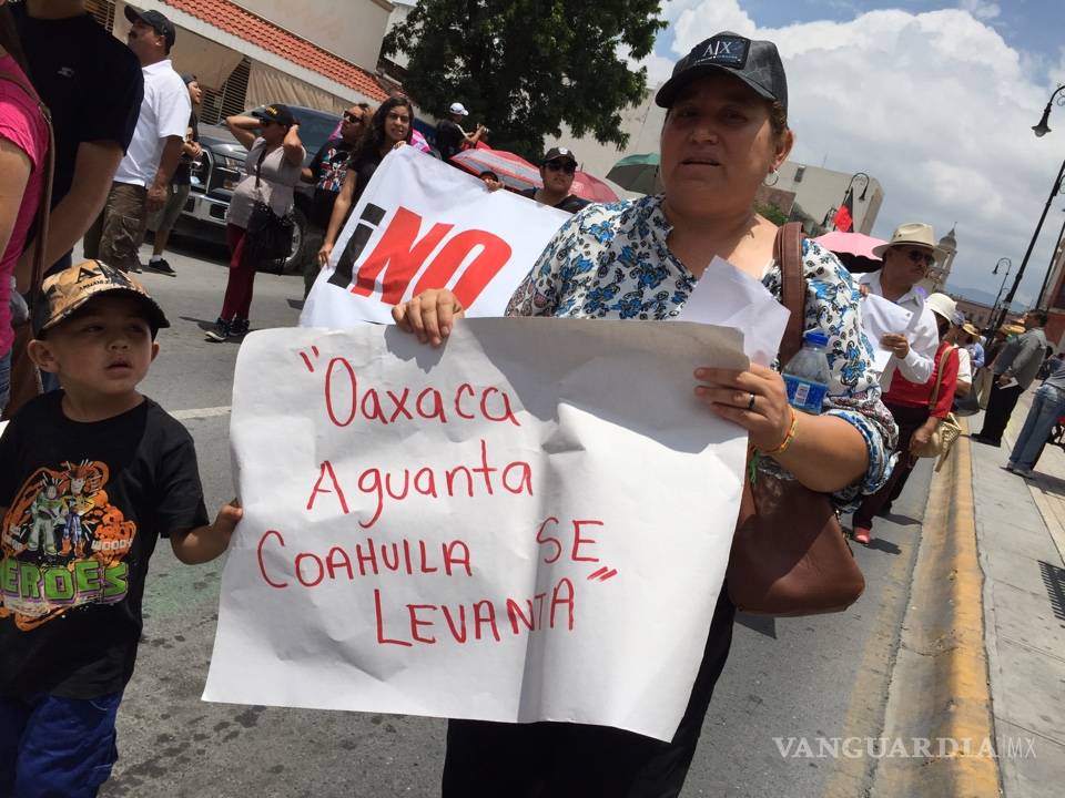 $!Grupos ciudadanos y magisteriales de Coahuila protestan por conflicto en Oaxaca (FOTOS)