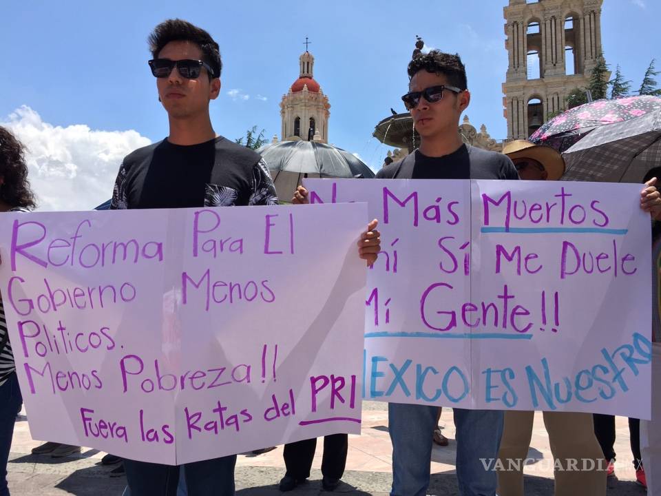 $!Grupos ciudadanos y magisteriales de Coahuila protestan por conflicto en Oaxaca (FOTOS)