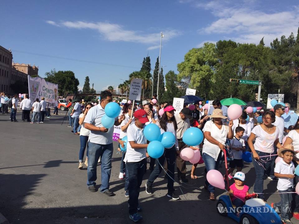 $!Marchan en Saltillo a favor de la familia