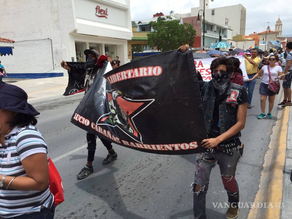 $!Grupos ciudadanos y magisteriales de Coahuila protestan por conflicto en Oaxaca (FOTOS)