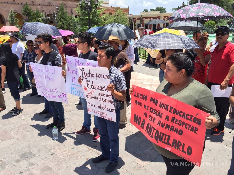 $!Grupos ciudadanos y magisteriales de Coahuila protestan por conflicto en Oaxaca (FOTOS)