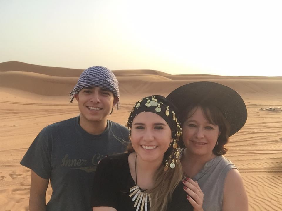$!En el desierto, con su hijo Laith Khanfar y su sobrina Linda Favila.