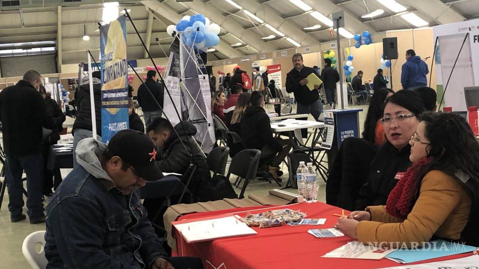 Acuden cientos a Feria de Empleo en Saltillo