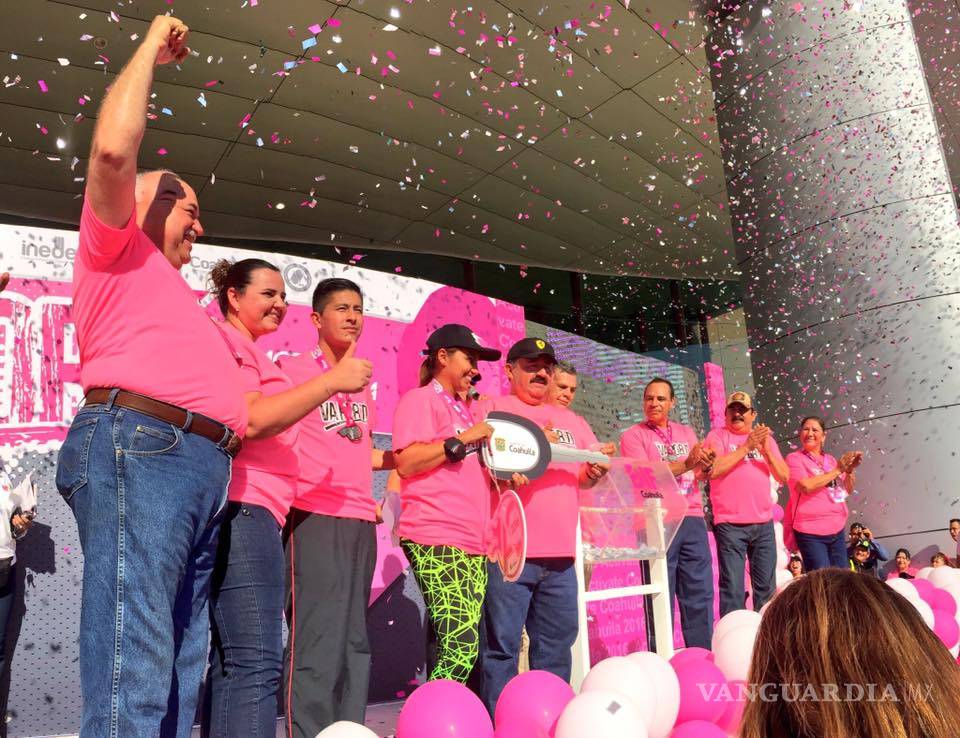 $!"Amigas" pelean por auto que se rifó en la carrera Actívate Monclova