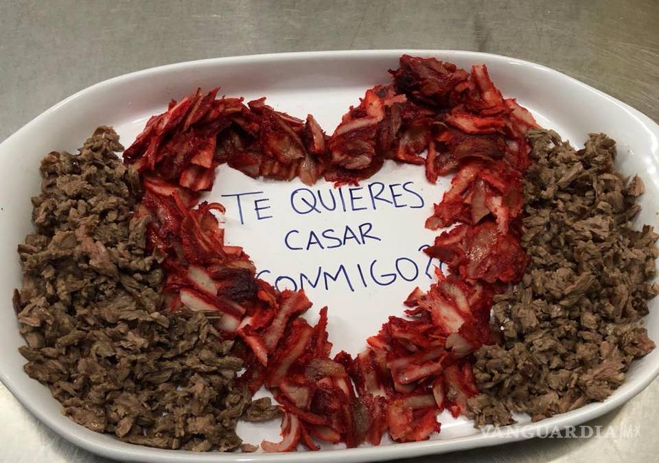 Historia de amor: Le pide matrimonio en taquería de Saltillo