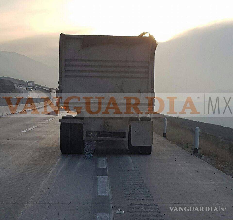 $!Tráiler choca contra muro central y paraliza la carretera Monterrey - Saltillo