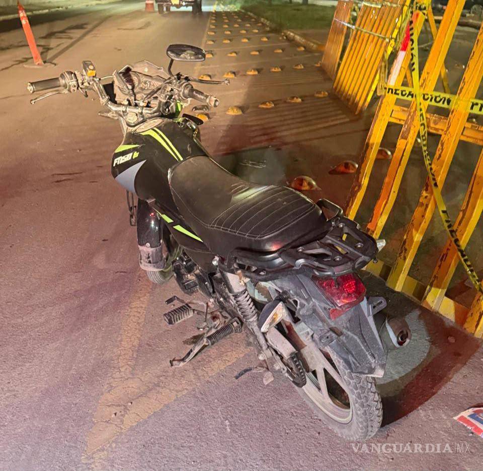 $!La motocicleta Dinamo FT150 quedó sobre la carpeta asfáltica tras el derrape.