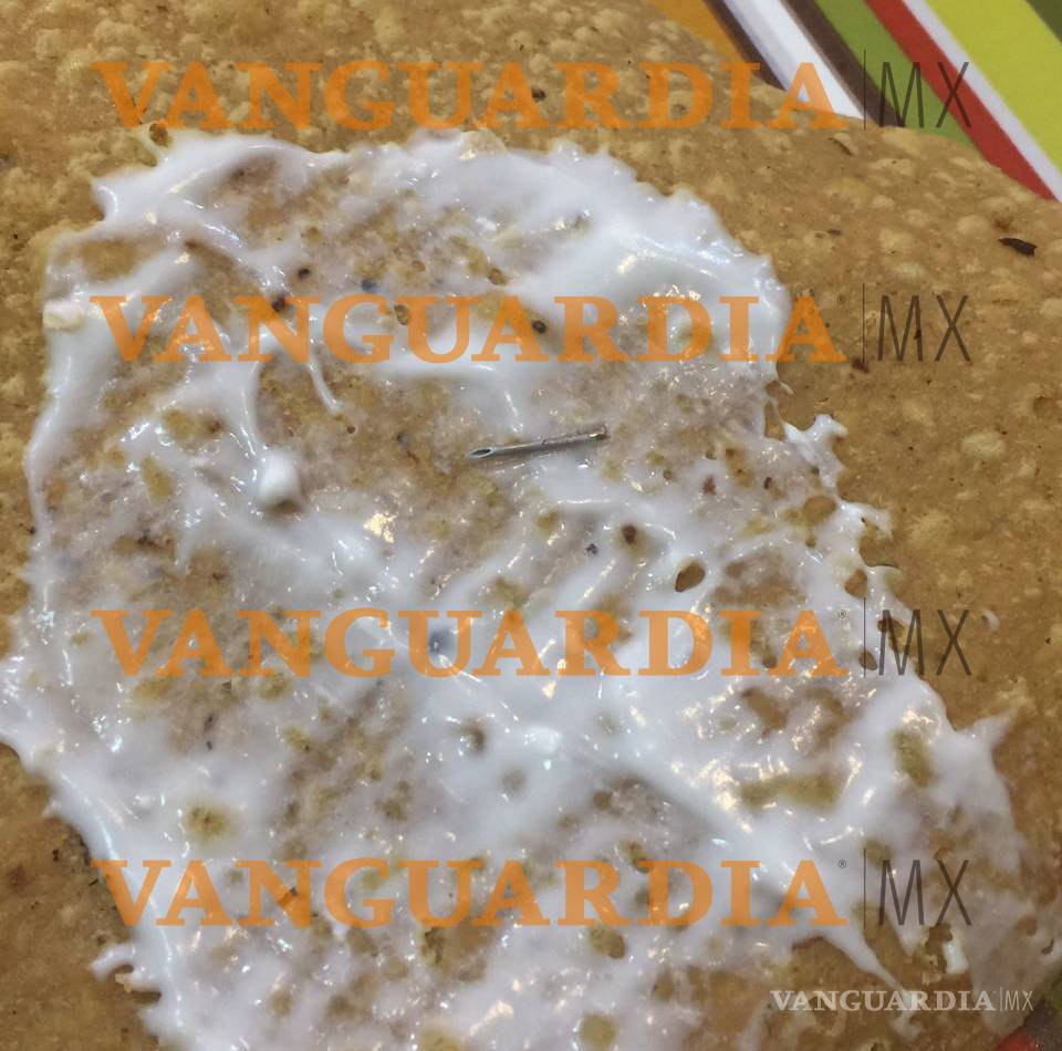 $!Mujer encuentra una aguja de jeringa en su comida en Plaza Real Saltillo