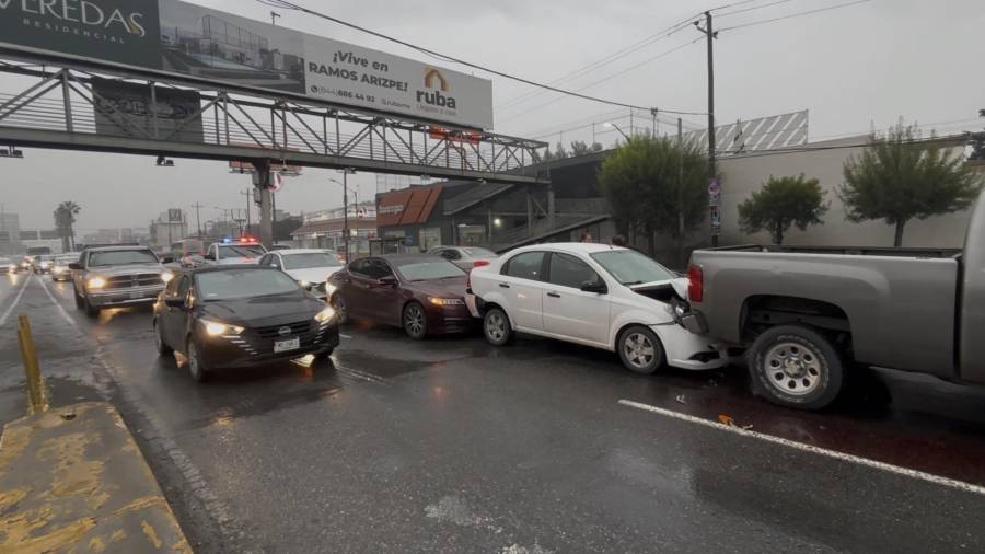 El pavimento mojado y la falta de precaución fueron señalados entre los posibles factores del choque múltiple registrado la mañana de este jueves.