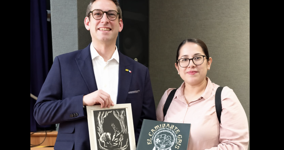Marisol Lara Rodríguez presentó en Monterrey su libro Caminante gris y otros relatos espirituales de la Tribu Lipán Apache.