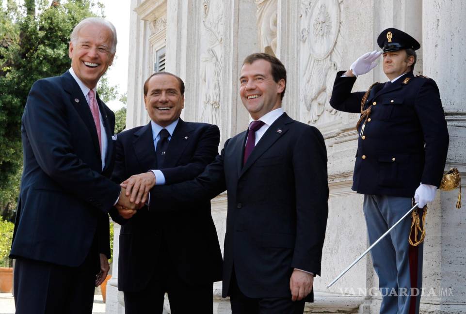 $!2/06/2011. El primer ministro italiano, Silvio Berlusconi, saluda al presidente ruso, Dmitry Medvedev (d), y al vicepresidente estadounidense, Joe Biden (i).