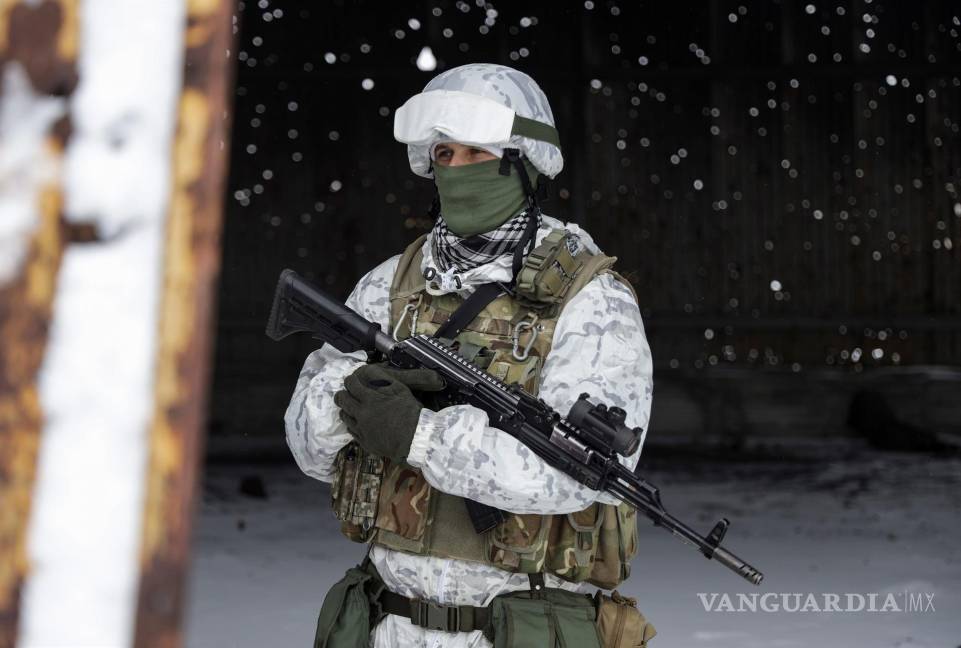 $!Un militar ucranian en una línea de frente cerca de la aldea de Avdiivka, no lejos de la ciudad de Donetsk, controlada por militantes prorrusos. EFE/Stanislav Kozliik
