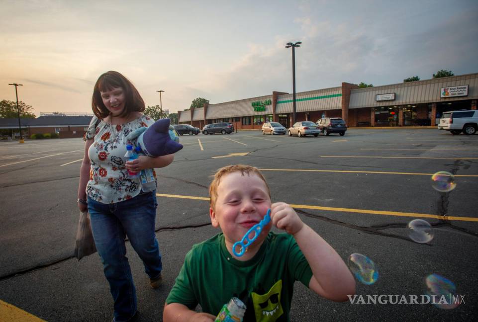 $!Amy Bingham, que participó en un ensayo clínico del fármaco zuranolona, y su hijo Benjamin en un centro comercial de Gibsonville, Carolina del Norte.