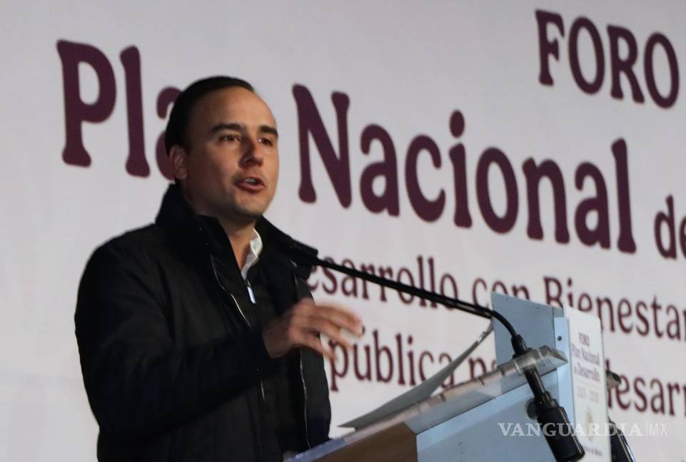 $!El gobernador Manolo Jiménez durante su intervención en el foro del Plan Nacional de Desarrollo en Arteaga, Coahuila.