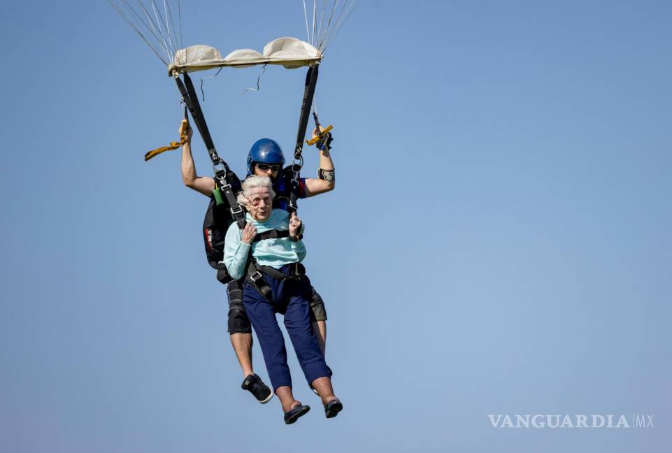 $!Dorothy Hoffner, de 104 años, se convirtió en la persona de mayor edad del mundo en saltar en paracaídas en Skydive Chicago en Ottawa.