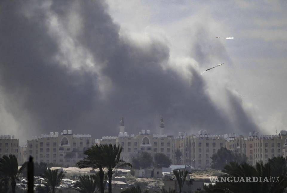 $!El humo se eleva tras un ataque aéreo israelí durante una operación militar en Khan Yunis, en el sur de la Franja de Gaza, el 4 de marzo de 2024.