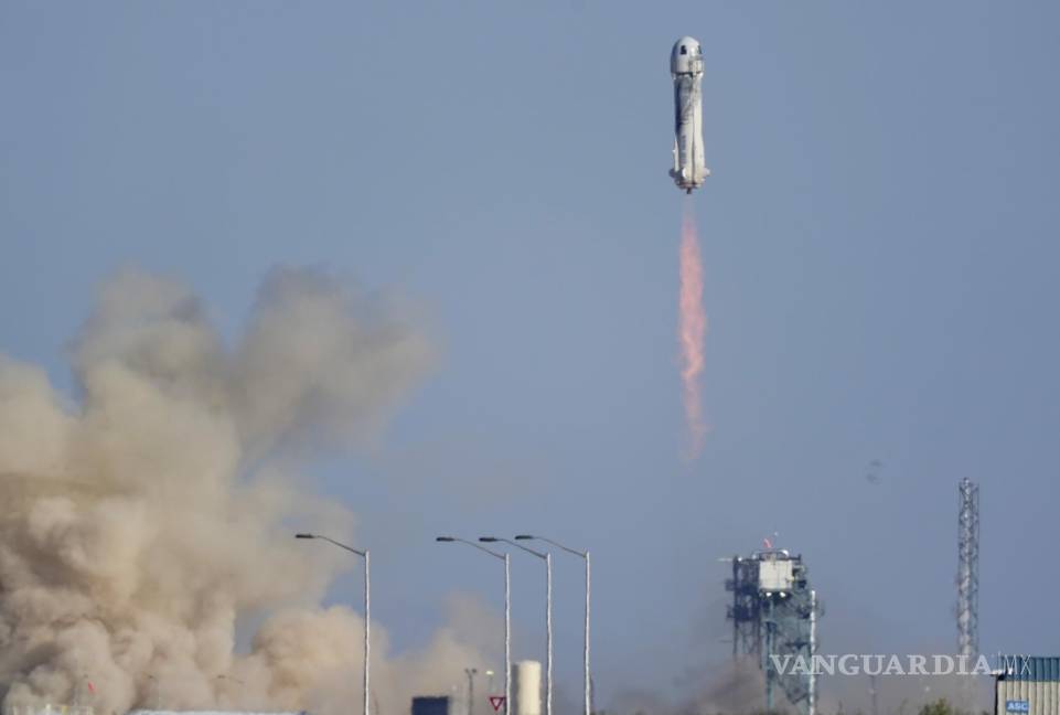 $!El cohete New Shepard de Blue Origin se lanza con los pasajeros William Shatner, Chris Boshuizen, Audrey Powers y Glen de Vries desde su puerto espacial cerca de Van Horn, Texas. AP/LM Otero