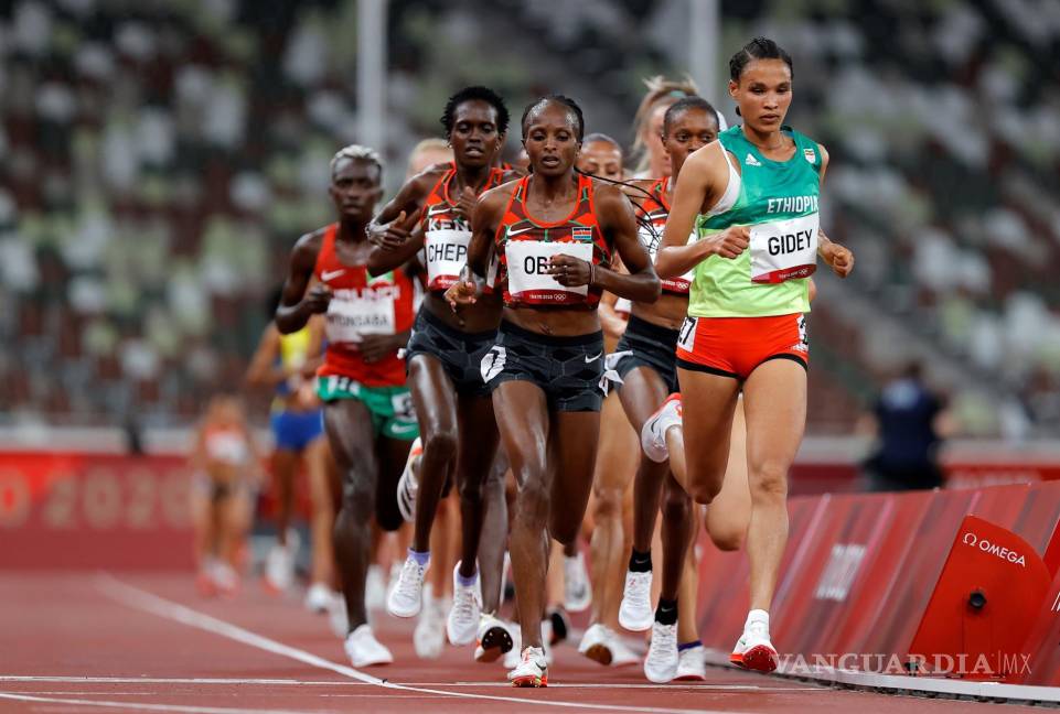 $!Letesenbet Gidey (d) de Etiopía compite en la final femenina de 10,000m durante los eventos de atletismo de los Juegos Olímpicos de Tokio 2020 en el Estadio Olímpico de Tokio, Japón. EFE