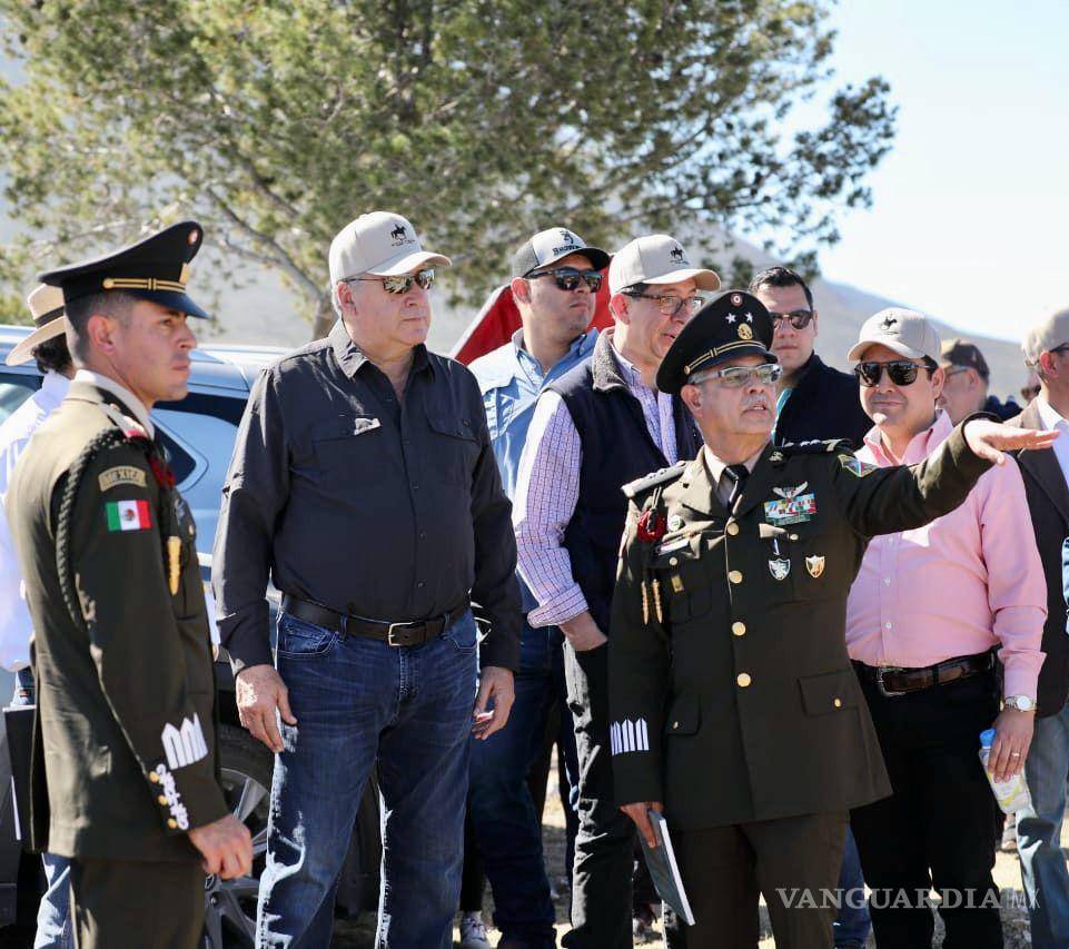 $!Autoridades locales y ciudadanía participan en la ceremonia, incluyendo a Mauricio González Puente, presidente del Patronato del Museo Batalla de la Angostura.