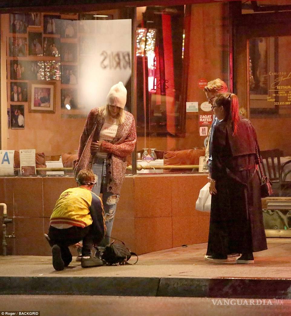 $!Paris Jackson y Cara Delevinge sellan su amor con un beso