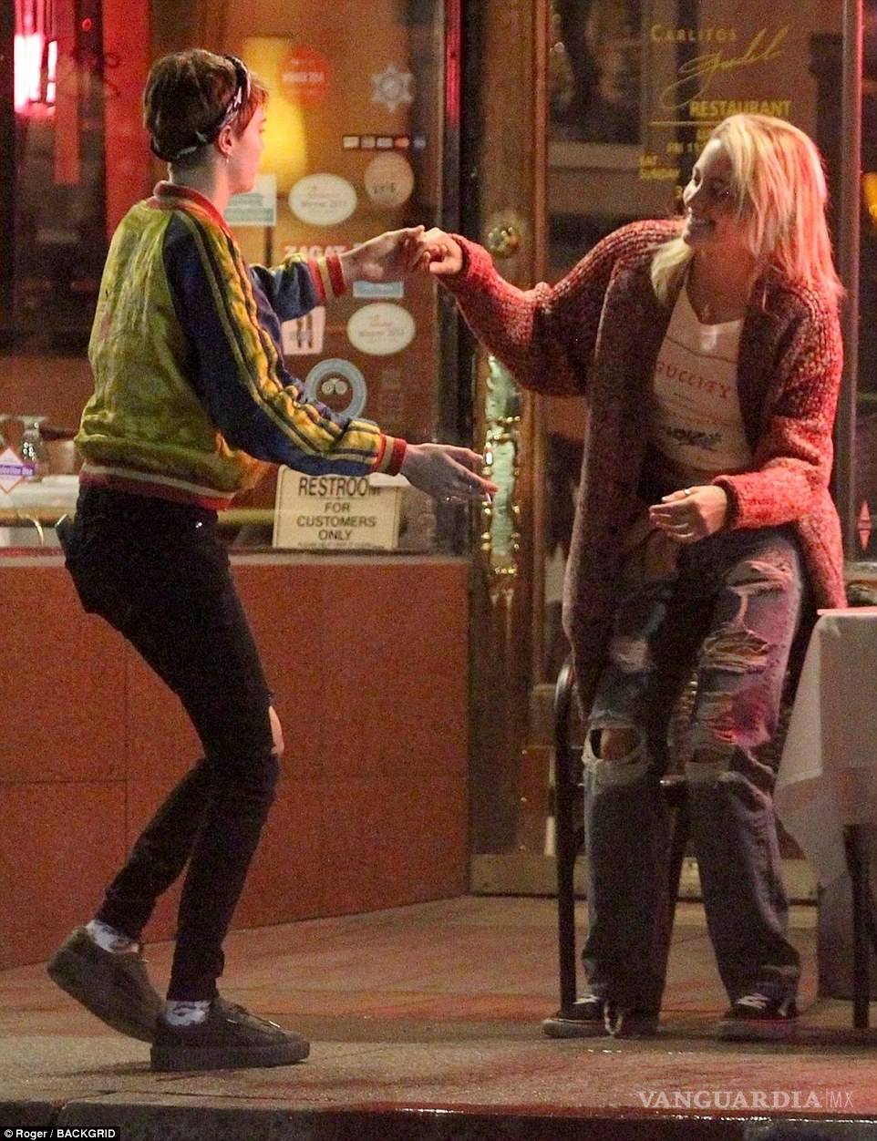 $!Paris Jackson y Cara Delevinge sellan su amor con un beso