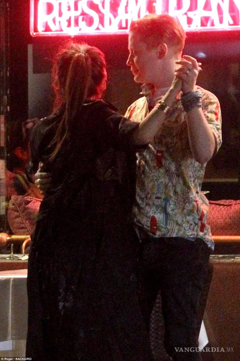 $!Paris Jackson y Cara Delevinge sellan su amor con un beso