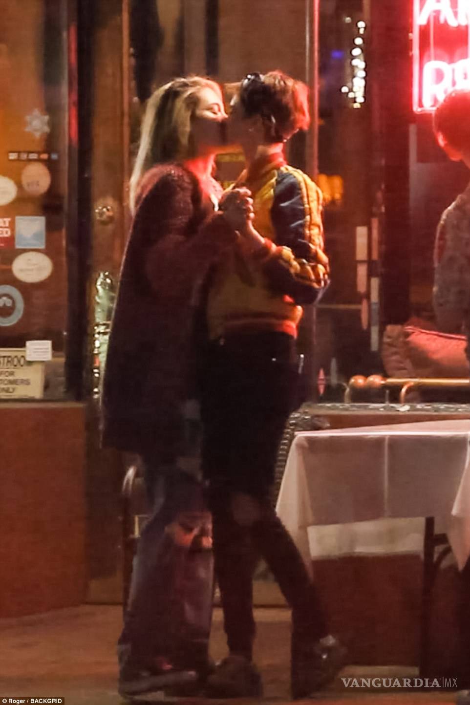 $!Paris Jackson y Cara Delevinge sellan su amor con un beso