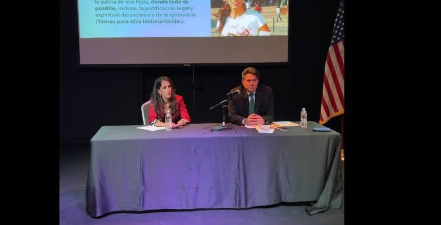 Rosario Sánchez durante la presentación de su libro, que invita a la reflexión sobre la gestión del agua entre México y Estados Unidos.