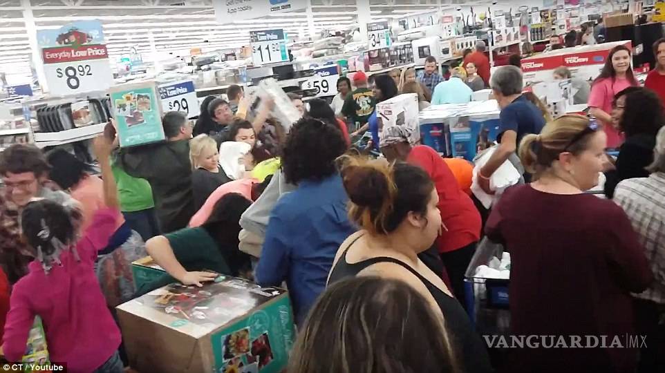 $!Locura de Black Friday en EU: dos asesinatos, tiroteos, peleas entre compradores, vehículos baleados