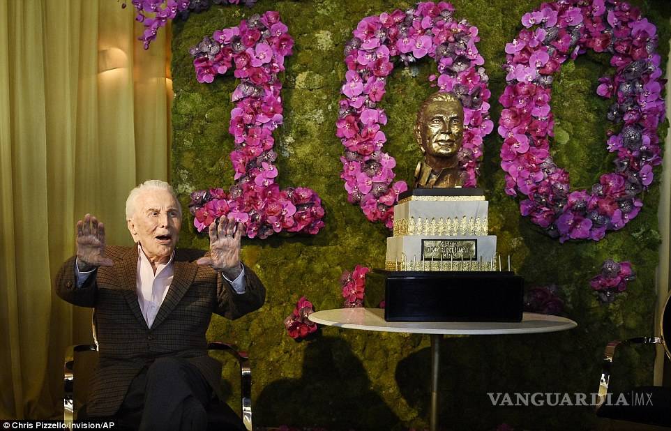 $!Así festejó Kirk Douglas sus 100 años