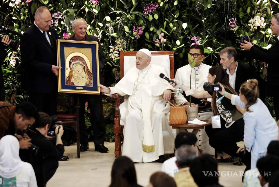 $!El Papa Francisco (C) recibe un regalo durante una visita al Centro Juvenil Grha Pemuda en Yakarta, Indonesia.