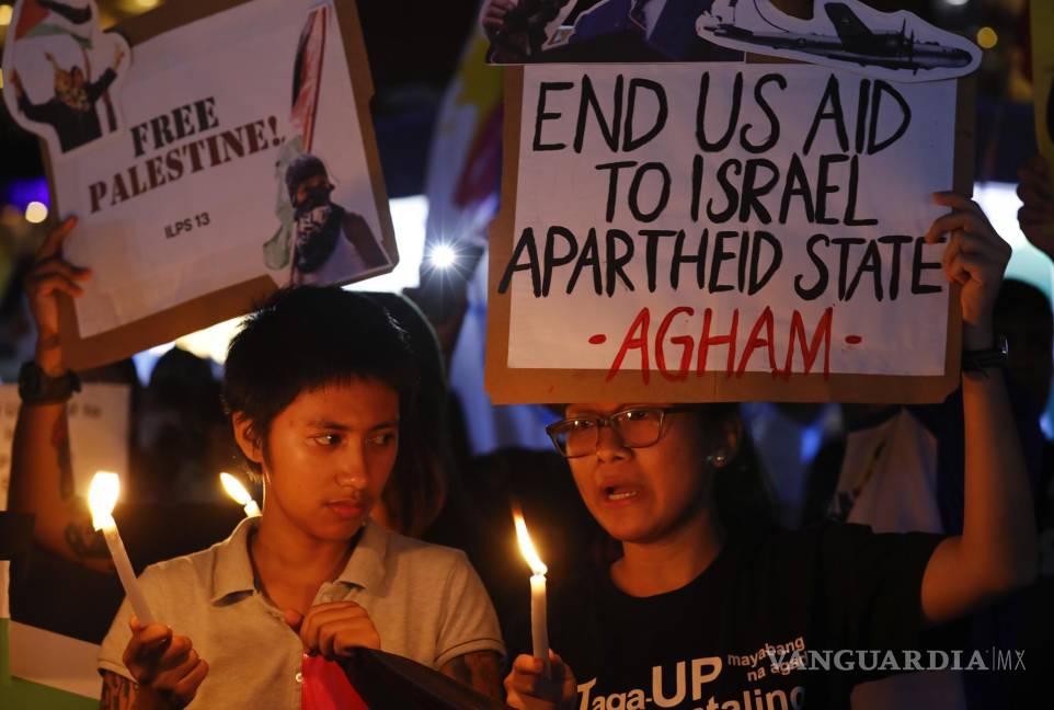 $!Miembros de grupos de derechos humanos muestran carteles en apoyo de los palestinos en Quezon City, Metro Manila, Filipinas.