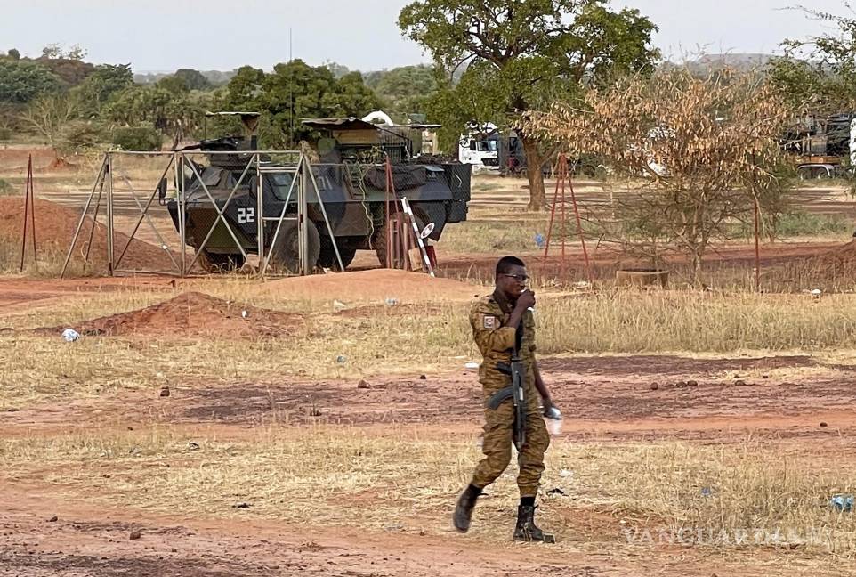 $!Un soldado burkinés pasa junto a un vehículo blindado de transporte de personal francés en Kaya, Burkina Faso, el sábado 20 de noviembre de 2021.