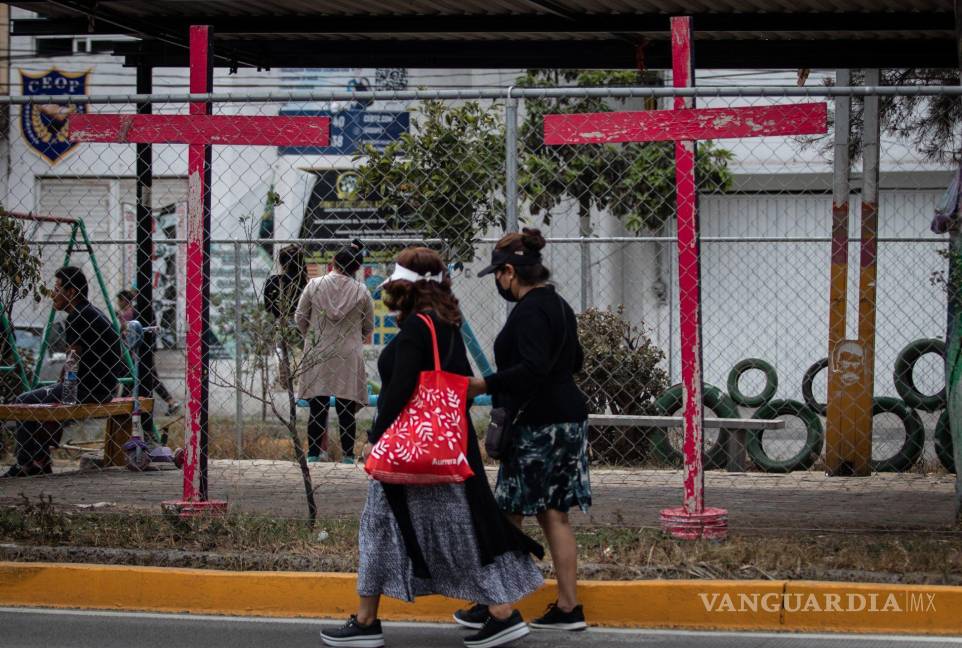 $!Colectivas feministas colocaron cruces rosas en el jardín de las llantas e para nombrar a las mujeres víctimas de feminicidio.Cuartoscuro/Andrea Murcia