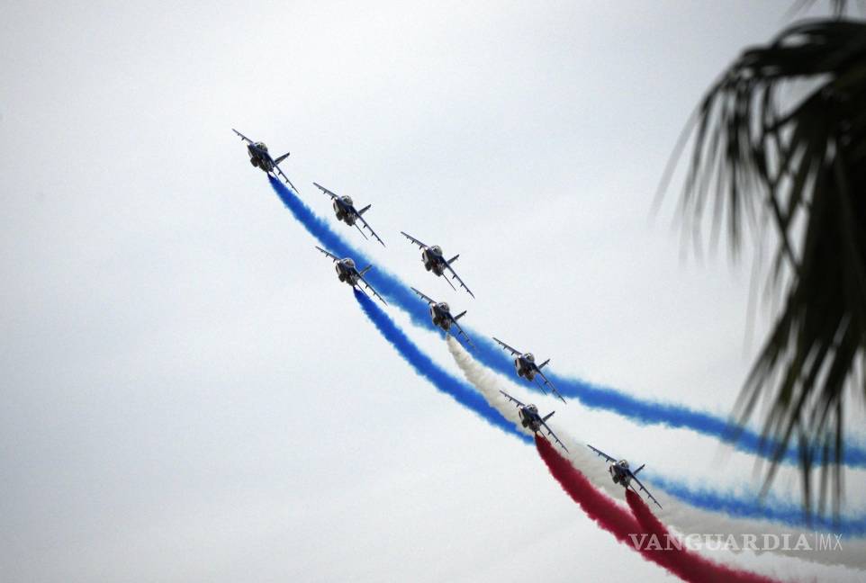 $!La unidad acrobática de la fuerza aérea francesa ‘Patrouille de France’ se presenta cuando los invitados llegan para la proyección de ‘Top Gun: Maverick’.