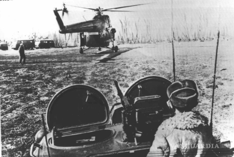 $!Un soldado soviético ve un helicóptero que aterriza cerca del río Ussuri en el conflicto fronterizo a lo largo de la frontera soviético-china en marzo de 1969.