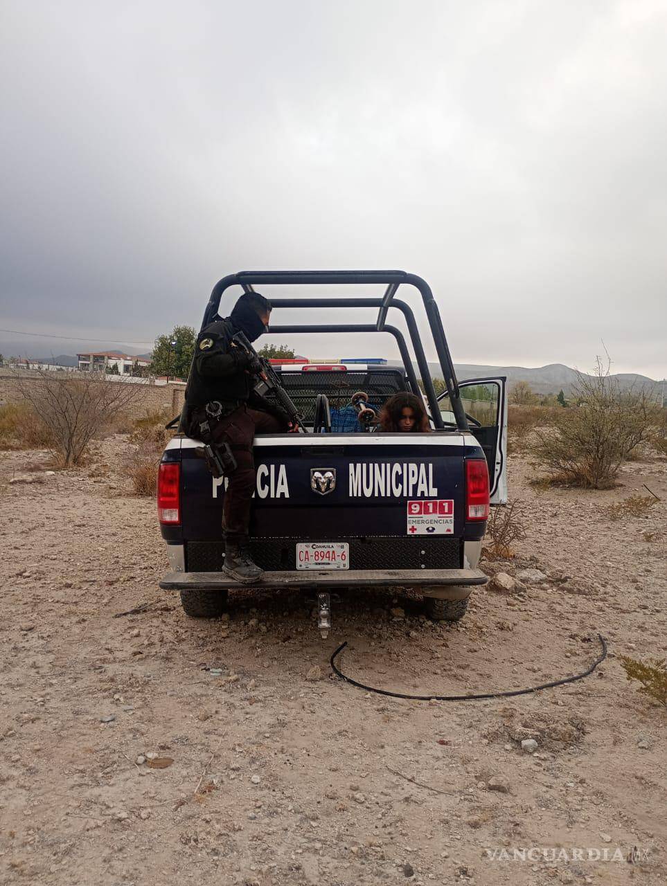 $!Elementos de seguridad privada lograron asegurar a la pareja dentro de la huerta y los entregaron a la policía municipal.