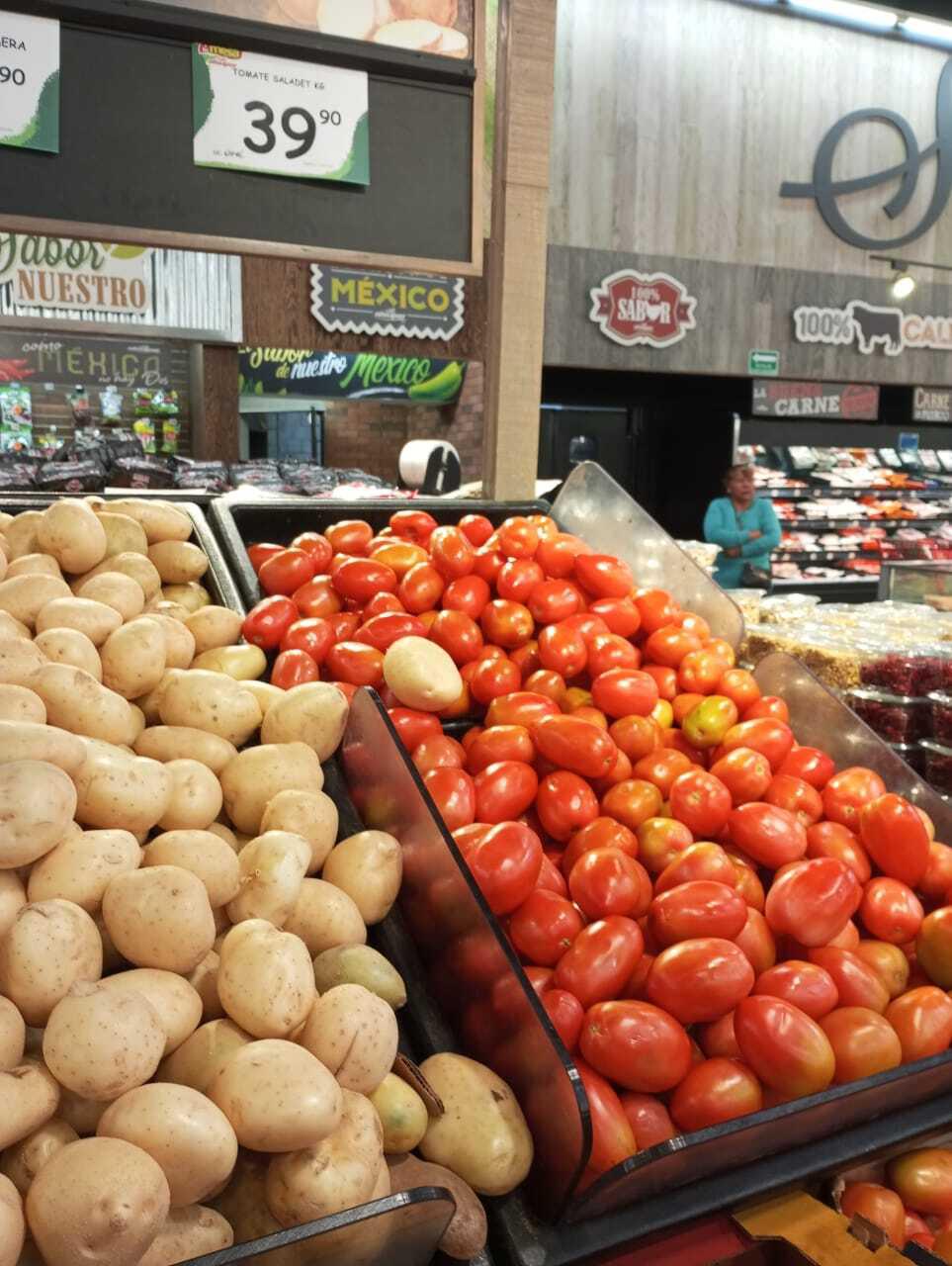 $!El precio del tomate se fue “hasta las nubes”; sufrió un incremento del 57 por ciento.