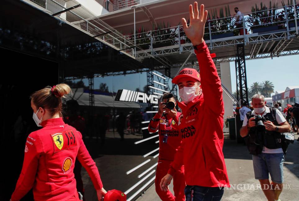 $!Charles Leclerc de Mónaco y el equipo Ferrari saluda a su llegada hoy, al Gran Premio de Fórmula Uno de México que se realiza en el Autódromo Hermanos Rodríguez en Ciudad de México